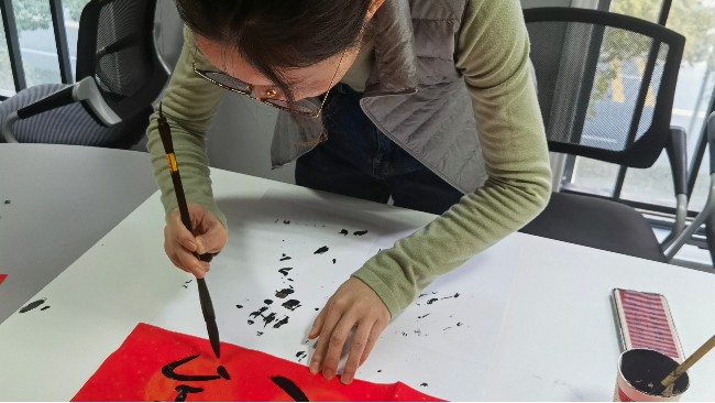 筆走龍蛇礪丹青     墨香萬里年味濃！